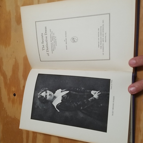 Antique book The Secrets of Distinctive Dress by Mary Pickens 1918 - Picture 4 of 9